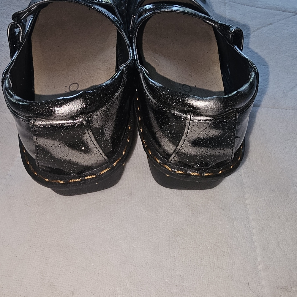 Pair of Ingaro nursing  shoe with velcro closure - Picture 5 of 7